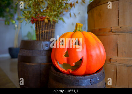 Zucca di Halloween jack testa lanterna sul barile di legno Foto Stock