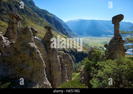 Fenomeno della natura e il miracolo della natura della pietra rocce di funghi in Altai montagne e il fiume Chulyshman. La Siberia, Russia Foto Stock