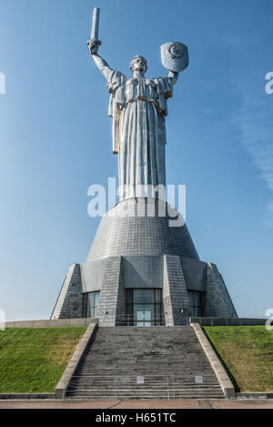 Monumentale statua madre patria costruito da Yevgeny Vuchetich aperto nel 1981 anno Foto Stock