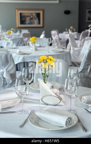 Occhiali di vuoto impostato nel ristorante. Parte degli interni Foto Stock