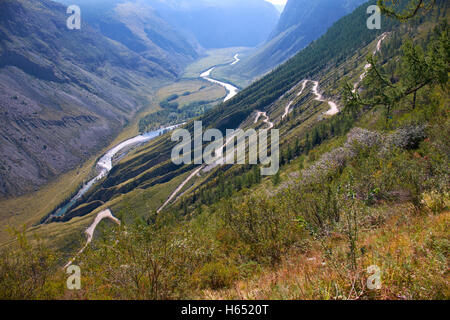 Mountain Pass a serpentina Katu-Yaryk da Ulagan altipiani alla waly del fiume Chulyshman nelle montagne di Altai. La Siberia, Russia Foto Stock