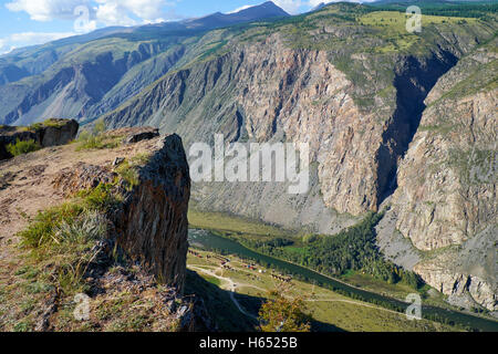 Montagne di Altai su fiume Chulyshman valley Katu-Yaryk pass. La Siberia, Russia Foto Stock