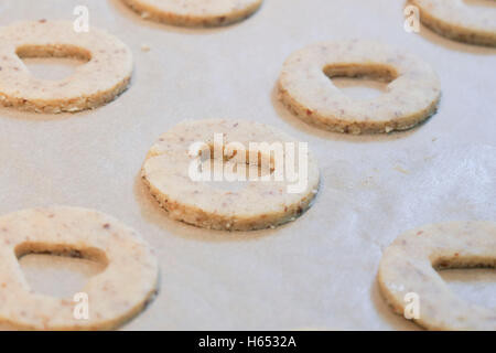 A forma di cuore biscotti freschi di forno. Foto Stock