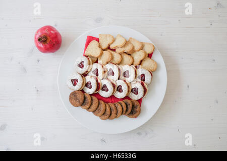 Raccolta di a forma di cuore o biscotti biscotti serviti a casa su una piastra bianca Foto Stock