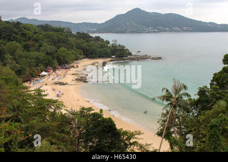 Il Porto di Laem Singh Beach, Tailandia - 07 novembre 2013: una vista dal punto di vista, pieno di gente rilassante, tra Surin e Kamala Foto Stock