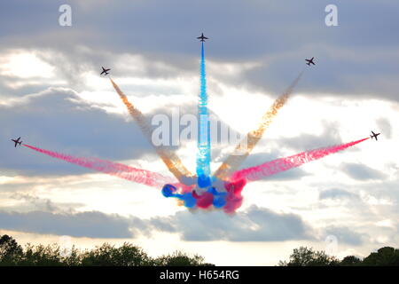 Le frecce rosse nella loro BAE Hawk T.1 eseguendo una manovra perfetta a Biggin Hill Air Show 2014 Foto Stock