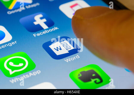 Microsoft Word mobile app close up su iPhone smart schermata telefono Foto Stock