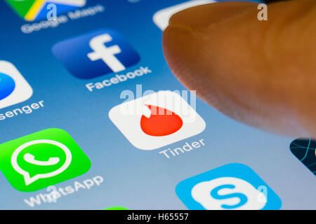 Tinder online dating app close up su iPhone smart schermata telefono Foto Stock