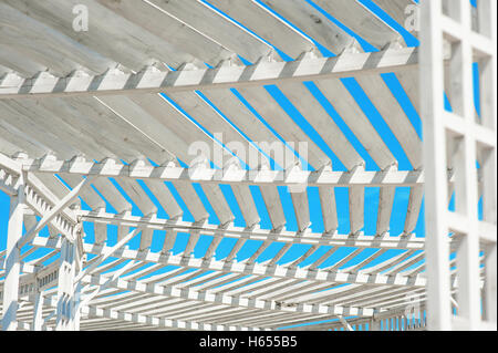 Bianco gazebo nel parco contro il cielo blu Foto Stock