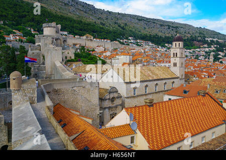 DUBROVNIK CROAZIA - Giugno 26, 2015: di scena le pareti con il monastero francescano, San Salvatore, la gente del posto e turisti, Foto Stock