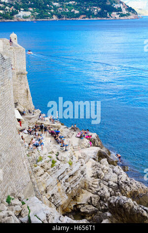 DUBROVNIK CROAZIA - Giugno 26, 2015: Cafe scene sotto le mura della città vecchia, con la gente del posto e turisti, in Dubrovnik, Croazia Foto Stock