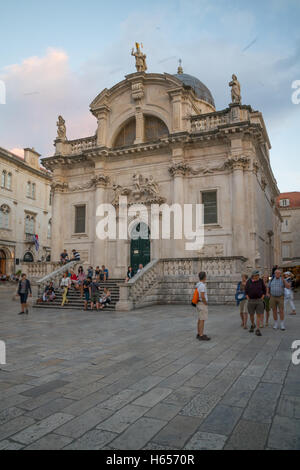 DUBROVNIK CROAZIA - Giugno 26, 2015: Scena del tramonto di San Biagio Chiesa con la gente del posto e turisti, in Dubrovnik, Croazia Foto Stock