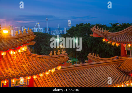 Vista del tramonto dello skyline di Kuala Lumpur come visto da Thean Hou Tempio illuminato per il Mid-Autumn Festival, Malaysia. Foto Stock