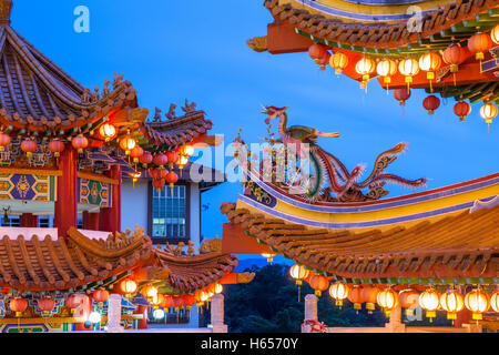Vista del tramonto di Thean Hou Tempio illuminato per il Mid-Autumn Festival di Kuala Lumpur in Malesia. Foto Stock