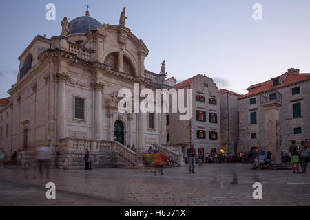 DUBROVNIK CROAZIA - Giugno 26, 2015: Scena del tramonto di San Biagio Chiesa con la gente del posto e turisti, in Dubrovnik, Croazia Foto Stock