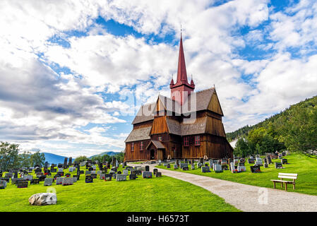 Vista della doga Ringebu Chiesa in Norvegia. Costruito nel primo quarto del XIII secolo, è uno dei 28 superstite chiese della doga. Foto Stock