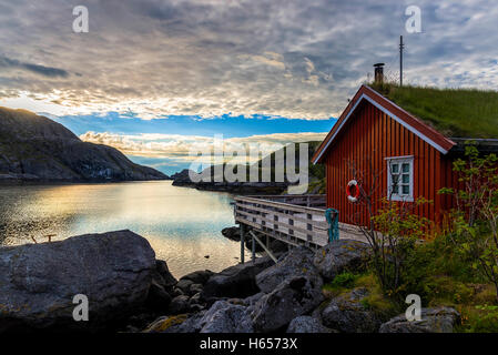 Sunrise nel villaggio di Nusfjord, Norvegia. Nusfjord è uno dei più antichi e meglio conservati di villaggio di pescatori delle isole Lofoten. Foto Stock