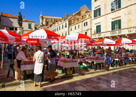 DUBROVNIK CROAZIA - Giugno 27, 2015: mercato in scena la Gunduliceva Poljana square, con i venditori e gli acquirenti, in Dubrovnik, CRO Foto Stock