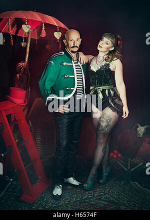 Shot promozionale di due artisti di cabaret Foto Stock