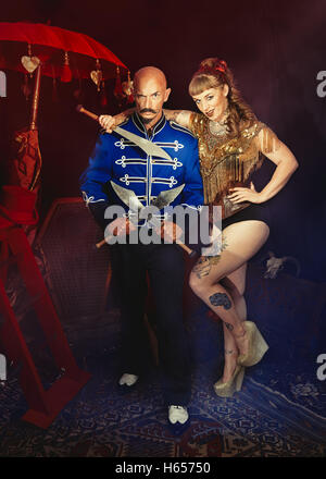 Artisti di cabaret, una holding spade Foto Stock