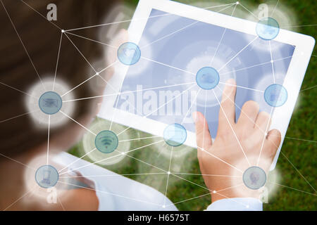 Donna che utilizza la rete sociale Foto Stock