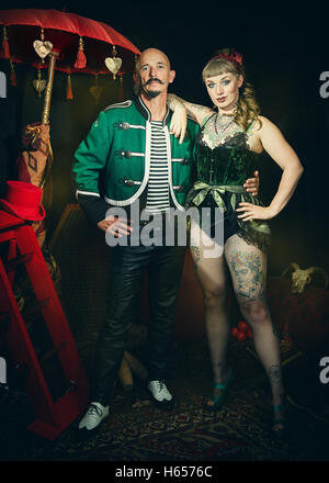 Atto di cabaret vestito per le prestazioni Foto Stock