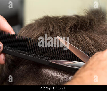 Al parrucchiere di ottenere un nuovo taglio di capelli maschile. Foto Stock