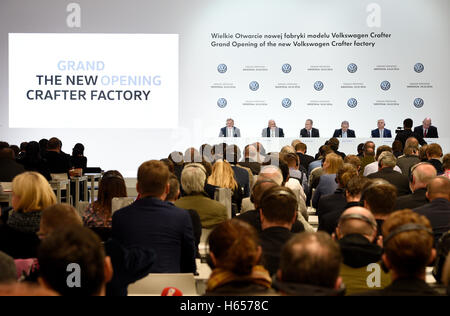 Wrzesnia, Polonia. 24 ott 2016. Vista la conferenza stampa di apertura della nuova Volkswagen Nutzfahrzeuge (veicoli commerciali, VWN) fabbrica in Wrzesnia, Polonia, 24 ottobre 2016. La fabbrica è stata costruita in soli due anni. La Volkswagen Veicoli Commerciali ha investito circa 800 milioni di euro in 220 ettari di area. Fino a 3.000 dipendenti sono detti per assemblare la nuova Cr in fabbrica. Foto: RAINER JENSEN/dpa/Alamy Live News Foto Stock