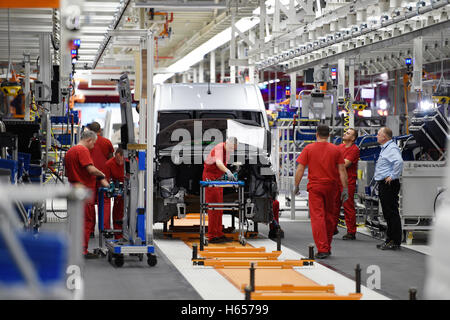 Wrzesnia, Polonia. 24 ott 2016. I dipendenti assemblare una Volkswagen Cr a van presso la nuova Volkswagen Nutzfahrzeuge (veicoli commerciali, VWN) fabbrica in Wrzesnia, Polonia, 24 ottobre 2016. La fabbrica è stata costruita in soli due anni. La Volkswagen Veicoli Commerciali ha investito circa 800 milioni di euro in 220 ettari di area. Fino a 3.000 dipendenti sono detti per assemblare la nuova Cr in fabbrica. Foto: RAINER JENSEN/dpa/Alamy Live News Foto Stock