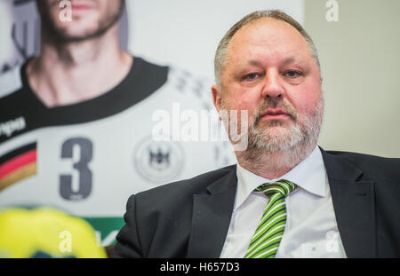 Berlino, Germania. 24 ott 2016. Andreas Michelmann, Presidente della tedesca di handball (Associazione DHB), partecipando a una conferenza stampa a Berlino, Germania, 24 ottobre 2016. Dettagli di le partite della nazionale tedesca squadra di pallamano contro il Portogallo il 2 novembre e in Svizzera il 5 novembre sono stati annunciati durante la conferenza stampa. Foto: SOPHIA KEMBOWSKI/dpa/Alamy Live News Foto Stock