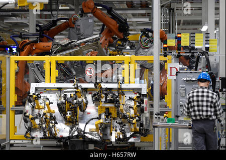 Wrzesnia, Polonia. 24 ott 2016. Robot di saldatura di parti del corpo in corrispondenza della nuova Volkswagen Nutzfahrzeuge (veicoli commerciali, VWN) fabbrica in Wrzesnia, Polonia, 24 ottobre 2016. La fabbrica è stata costruita in soli due anni. La Volkswagen Veicoli Commerciali ha investito circa 800 milioni di euro in 220 ettari di area. Fino a 3.000 dipendenti sono detti per assemblare la nuova Cr in fabbrica. Foto: RAINER JENSEN/dpa/Alamy Live News Foto Stock