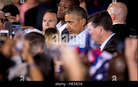 A nord di Las Vegas, Nevada, USA. 23 Ott, 2016. Il presidente Barack Obama campagne PER GLI STATI UNITI Candidato al senato Catherine Cortez Masto e candidato presidenziale Hillary Clinton a Cheyenne High School. Credito: Brian Cahn/ZUMA filo/Alamy Live News Foto Stock