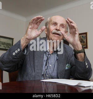 Kiev, Ucraina. 16 Ago, 2013. Un noto economista ucraino, philantrophist e figura pubblica BOHDAN HAWRYLYSHYN morti di età compresa tra 90 a Kiev, Ucraina, Ott24, 2016. © Sergii Kharchenko/ZUMA filo/Alamy Live News Foto Stock