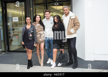 Londra, Regno Unito. 24 ott 2016. Il cast di Geordie Shore (l-r: Sophie Kasaei, Marnie Simpson, Gary "Gaz" Beadle, Chloe Traghetti e Nathan Henry) comportano per le foto al di fuori del MTV HQ in Camden Town, Londra, prima del lancio della serie 13. Foto data: mercoledì, 19 ottobre 2016. Foto di credito dovrebbe leggere: Roger Garfield/Alamy Credito: Roger Garfield/Alamy Live News Foto Stock