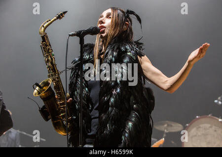 Milano, Italia. 23 Ott, 2016. Il cantante inglese-cantautore PJ Harvey suona dal vivo sul palco di Alcatraz a presentare il suo nuovo album "La speranza di sei progetti di demolizione' Credit: Rodolfo Sassano/Alamy Live News Foto Stock