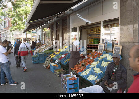 Rotterdam, Olanda. 24Sep, 2016. Lo shopping lungo la West-Kruiskade è come fare un viaggio intorno al mondo. Dim sum, ondeggiando golden gatti, Suriname dorato, autentica polpette Olandese, Afro parrucche, stili Hindustani nozze, verdure esotiche, baklava turca. La schiera di chicche per vendita provengono da ogni angolo del globo. Il melting pot culturale è immediatamente evidente qui, più tangibile che altrove a Rotterdam. Il cibo gioca un ruolo importante. Sentitevi liberi di seguire il vostro naso e scopri le deliziose specialità nei ristoranti multiculturali e non essere timido circa cercando qualcosa di n Foto Stock