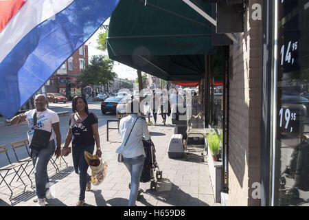 Rotterdam, Olanda. 24Sep, 2016. Lo shopping lungo la West-Kruiskade è come fare un viaggio intorno al mondo. Dim sum, ondeggiando golden gatti, Suriname dorato, autentica polpette Olandese, Afro parrucche, stili Hindustani nozze, verdure esotiche, baklava turca. La schiera di chicche per vendita provengono da ogni angolo del globo. Il melting pot culturale è immediatamente evidente qui, più tangibile che altrove a Rotterdam. Il cibo gioca un ruolo importante. Sentitevi liberi di seguire il vostro naso e scopri le deliziose specialità nei ristoranti multiculturali e non essere timido circa cercando qualcosa di n Foto Stock