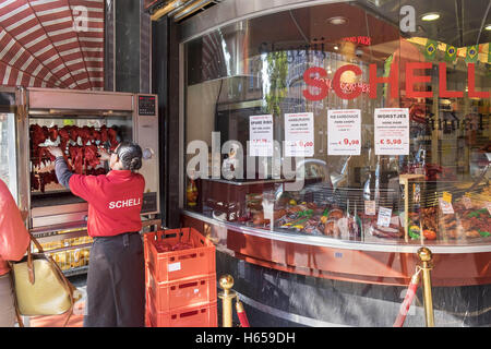 Rotterdam, Olanda. 24Sep, 2016. Lo shopping lungo la West-Kruiskade è come fare un viaggio intorno al mondo. Dim sum, ondeggiando golden gatti, Suriname dorato, autentica polpette Olandese, Afro parrucche, stili Hindustani nozze, verdure esotiche, baklava turca. La schiera di chicche per vendita provengono da ogni angolo del globo. Il melting pot culturale è immediatamente evidente qui, più tangibile che altrove a Rotterdam. Il cibo gioca un ruolo importante. Sentitevi liberi di seguire il vostro naso e scopri le deliziose specialità nei ristoranti multiculturali e non essere timido circa cercando qualcosa di n Foto Stock