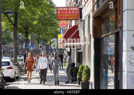 Rotterdam, Olanda. 24Sep, 2016. Lo shopping lungo la West-Kruiskade è come fare un viaggio intorno al mondo. Dim sum, ondeggiando golden gatti, Suriname dorato, autentica polpette Olandese, Afro parrucche, stili Hindustani nozze, verdure esotiche, baklava turca. La schiera di chicche per vendita provengono da ogni angolo del globo. Il melting pot culturale è immediatamente evidente qui, più tangibile che altrove a Rotterdam. Il cibo gioca un ruolo importante. Sentitevi liberi di seguire il vostro naso e scopri le deliziose specialità nei ristoranti multiculturali e non essere timido circa cercando qualcosa di n Foto Stock