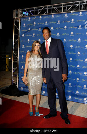 26 settembre 2012: Chicago Bulls legend Scottie Pippen arriva con sua moglie Larsa Younan sul tappeto rosso per la 39th Ryder Cup a Gala Akoo teatro in Rosemont, Illinois, Stati Uniti d'America. Credito: Kamil Krzaczynski/MediaPunch Inc. Foto Stock