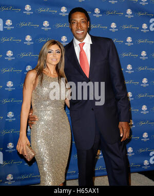 26 settembre 2012: Chicago Bulls legend Scottie Pippen arriva con sua moglie Larsa Younan sul tappeto rosso per la 39th Ryder Cup a Gala Akoo teatro in Rosemont, Illinois, Stati Uniti d'America. Credito: Kamil Krzaczynski/MediaPunch Inc. Foto Stock