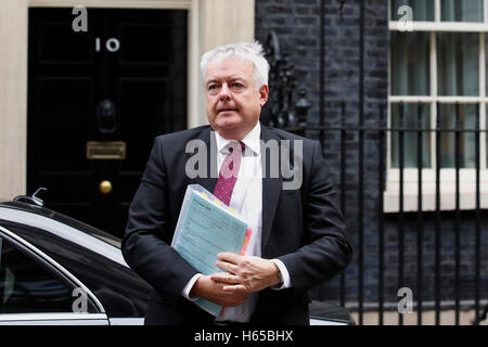 Londra, Regno Unito. 24 ott 2016. Il Galles Primo Ministro Carwyn Jones arriva per una riunione con la Gran Bretagna è il primo ministro Theresa Maggio al 10 di Downing Street a Londra, Regno Unito, Lunedì 24 Ottobre, 2016. Credito: Luca MacGregor/Alamy Live News Foto Stock