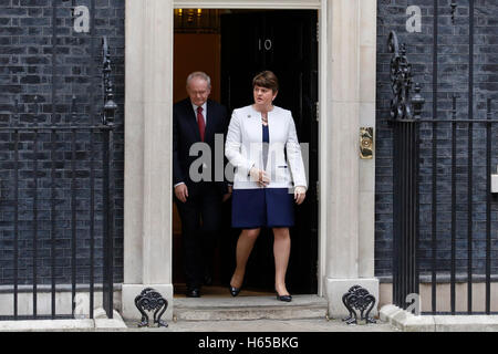 Londra, Regno Unito. 24 ott 2016. Il vice primo ministro dell'Irlanda del Nord Martin McGuinness dello Sinn Fein e primo ministro dell'Irlanda del Nord Arlene Foster leader del democratico partito unionista (DUP) lasciare dopo la riunione con la Gran Bretagna è il primo ministro Theresa Maggio al 10 di Downing Street a Londra, Regno Unito, Lunedì 24 Ottobre, 2016. Credito: Luca MacGregor/Alamy Live News Foto Stock