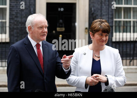 Londra, Regno Unito. 24 ott 2016. Il vice primo ministro dell'Irlanda del Nord Martin McGuinness dello Sinn Fein e primo ministro dell'Irlanda del Nord Arlene Foster leader del democratico partito unionista (DUP) parlare con dei supporti dopo la riunione con la Gran Bretagna è il primo ministro Theresa Maggio al 10 di Downing Street a Londra, Regno Unito, Lunedì 24 Ottobre, 2016. Credito: Luca MacGregor/Alamy Live News Foto Stock