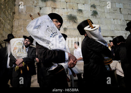 Gerusalemme, Israele. 24 ott 2016. Ultra Ortodosso Ebrei religiosi uomini danzano con cartigli di Torah come si celebra il Simchat Torah una festa ebraica che celebra e segna la conclusione del ciclo annuale di Torah pubbliche letture, e l inizio di un nuovo ciclo nella parete occidentale della città vecchia di Gerusalemme Est Israele Credito: Eddie Gerald/Alamy Live News Foto Stock