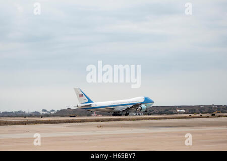 San Diego, California, Stati Uniti d'America. 24 ott 2016. Il presidente Barack Obama lasciando San Diego su Air Force One da ICM Mirmar Base su ottobre 24, 2016 a San Diego, California. Credito: la foto di accesso/Alamy Live News Foto Stock