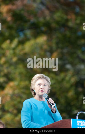 Manchester, New Hampshire, STATI UNITI D'AMERICA 24 Ott 2016 Candidato presidenziale democratica Hillary Clinton parla di Manchester, New Hampshire, Stati Uniti d'America. Credito: Andrew Cline/Alamy Live News Foto Stock