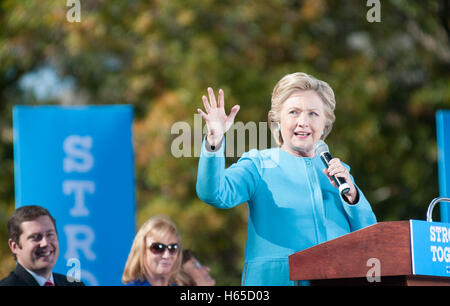 Manchester, New Hampshire, STATI UNITI D'AMERICA 24 Ott 2016 Candidato presidenziale democratica Hillary Clinton parla di Manchester, New Hampshire, Stati Uniti d'America. Credito: Andrew Cline/Alamy Live News Foto Stock