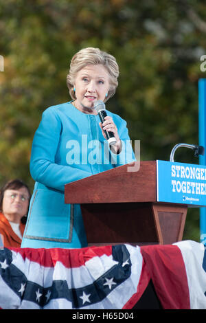 Manchester, New Hampshire, STATI UNITI D'AMERICA 24 Ott 2016 Candidato presidenziale democratica Hillary Clinton parla di Manchester, New Hampshire, Stati Uniti d'America. Credito: Andrew Cline/Alamy Live News Foto Stock