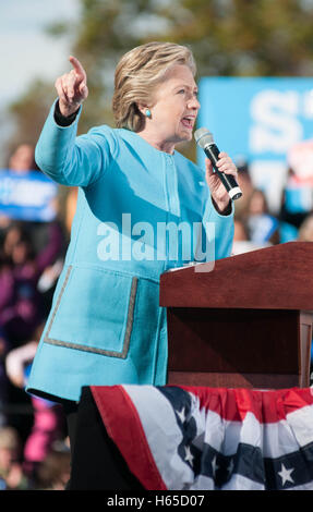 Manchester, New Hampshire, STATI UNITI D'AMERICA 24 Ott 2016 Candidato presidenziale democratica Hillary Clinton parla di Manchester, New Hampshire, Stati Uniti d'America. Credito: Andrew Cline/Alamy Live News Foto Stock